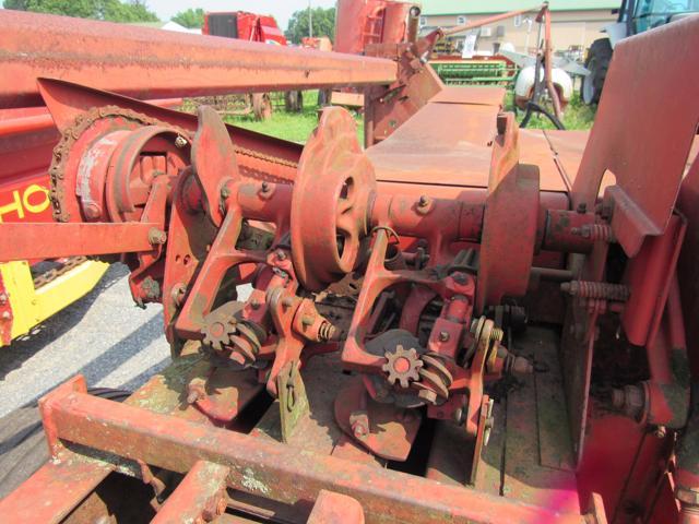 NH 273 Baler w/ Kicker
