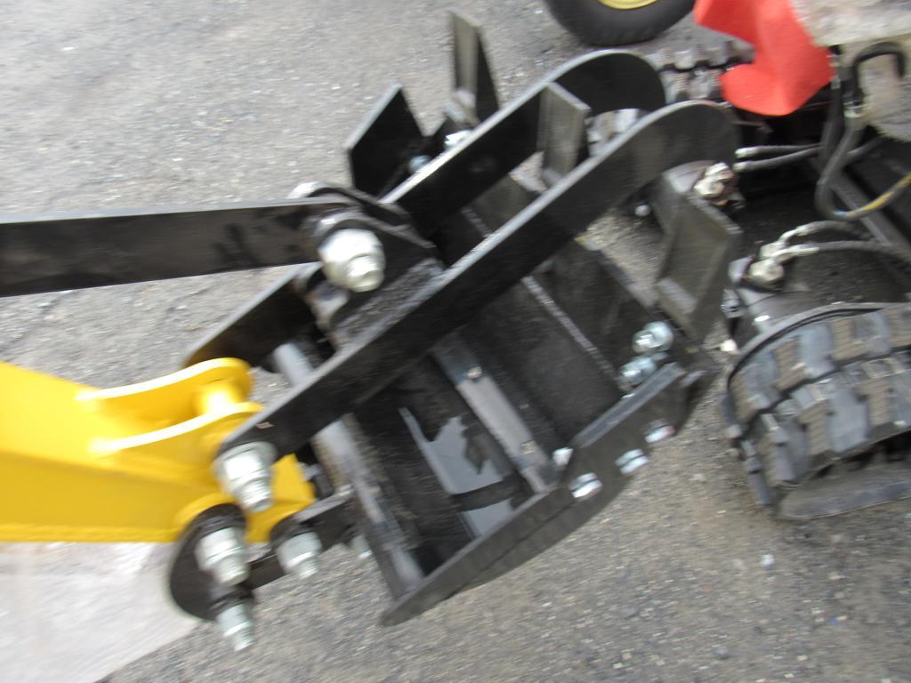 AGROTK Mini Excavator QH-12 (NEW) w/thumb gas engine  Yellow