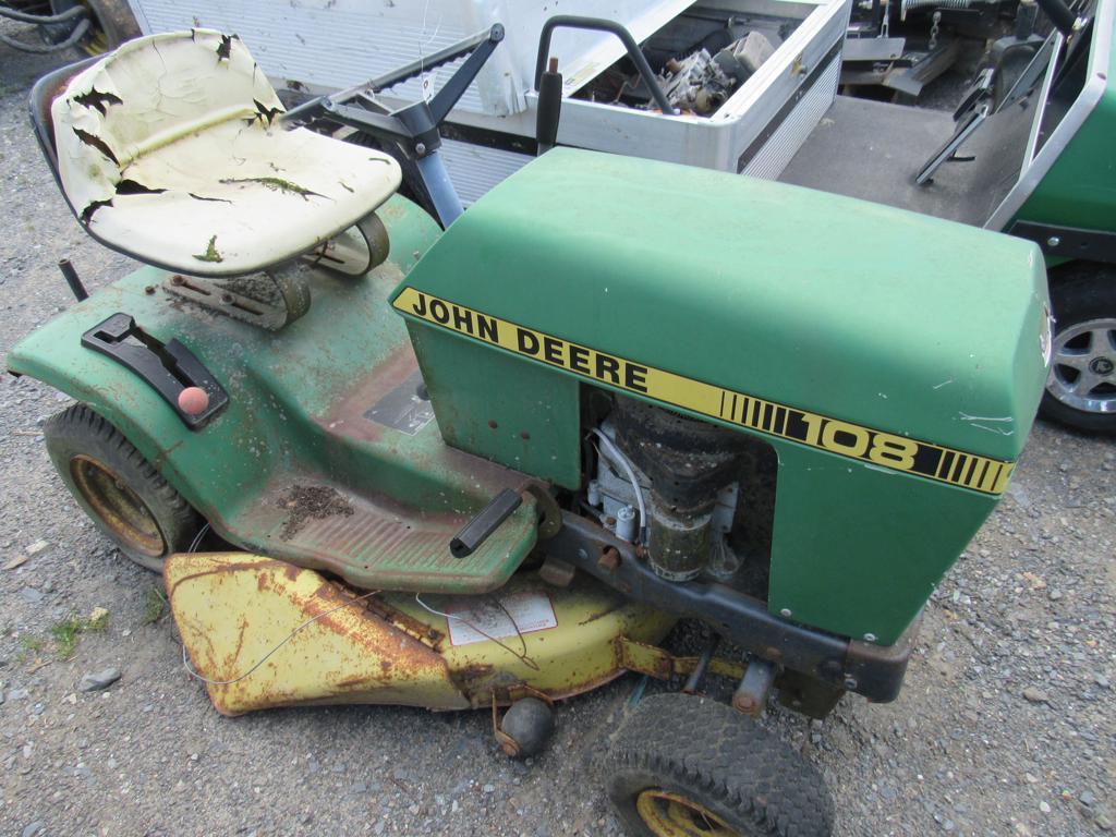 JD 108 Riding Mower (non-running)