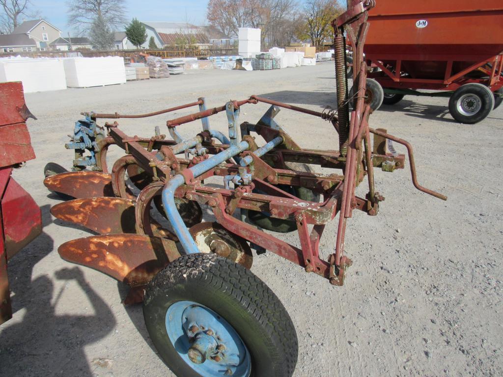 IH Model 16 3B Pull-Type Plow
