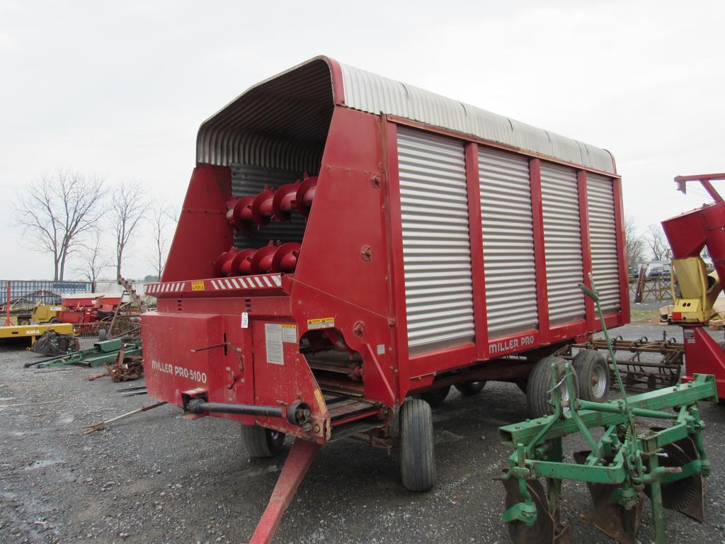 Miller Pro 5100 Silage Wagon