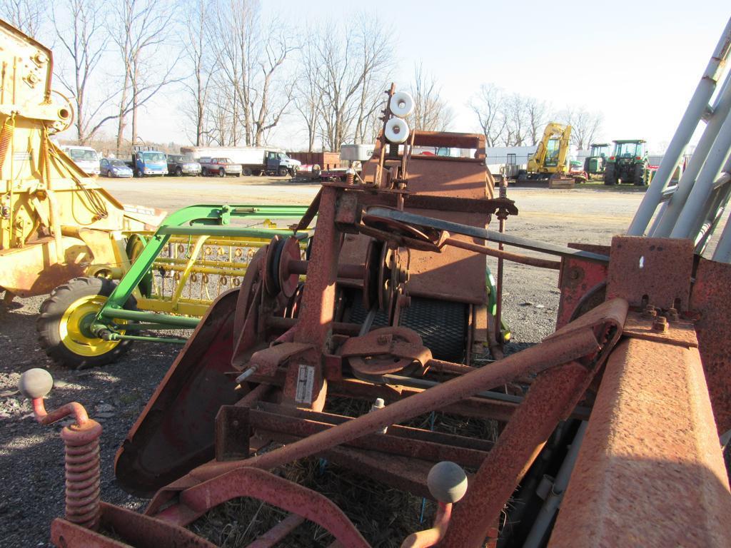 NH 275 Baler w/ Thrower