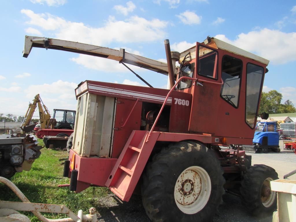 Hesston Field Queen 7600 Chopper w/ Red 4WD