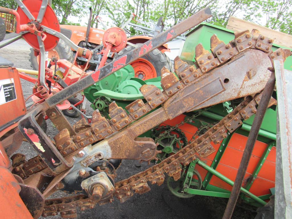 Ditch Witch HT25 Trencher/Backhoe (needs track)