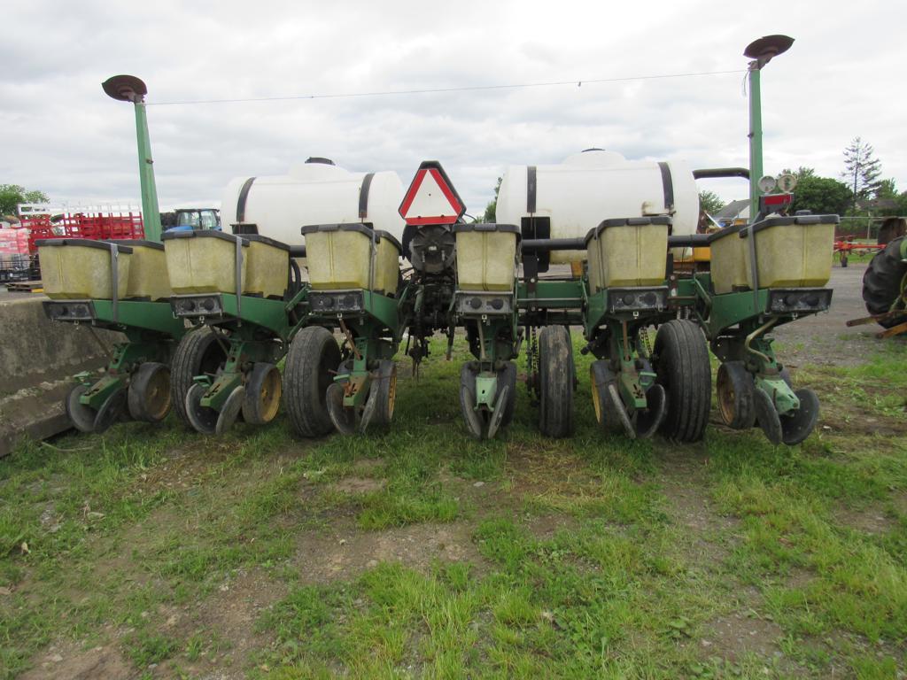 JD 7200 Planter w/ Liquid Fertilizer