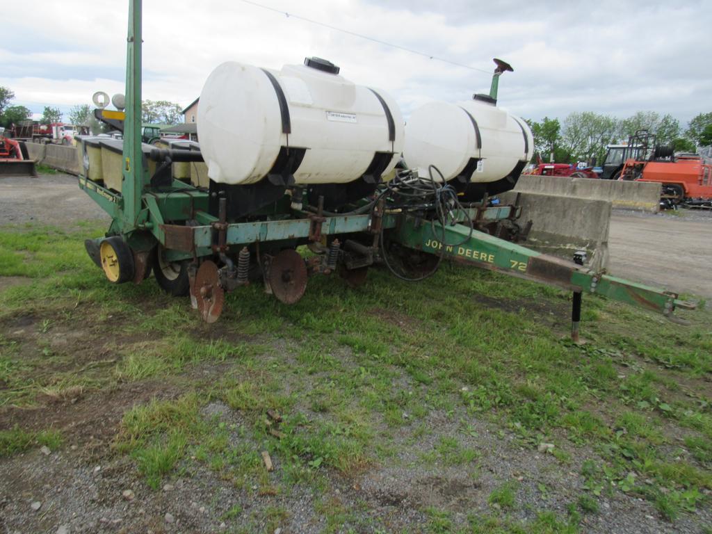 JD 7200 Planter w/ Liquid Fertilizer