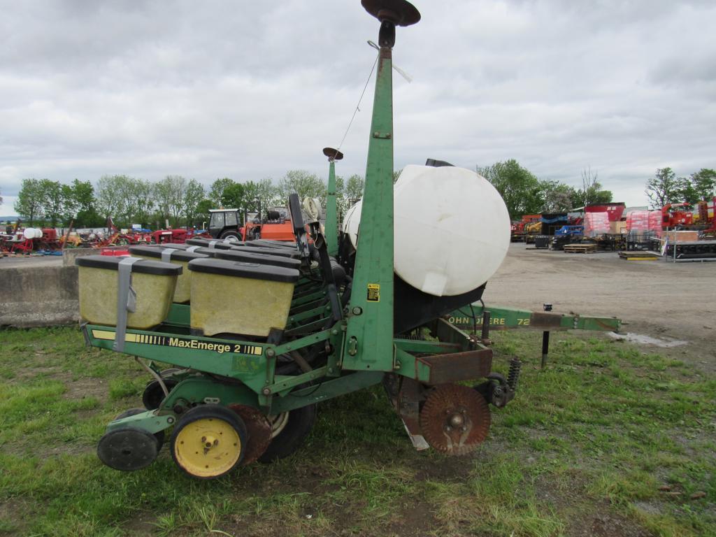 JD 7200 Planter w/ Liquid Fertilizer