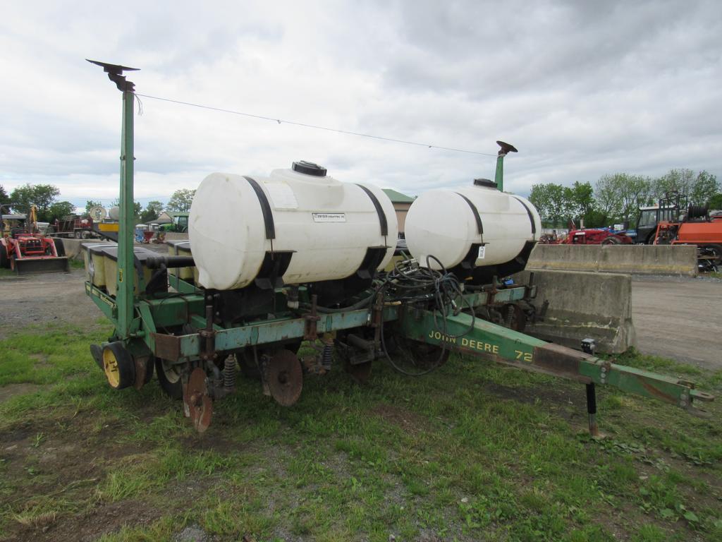 JD 7200 Planter w/ Liquid Fertilizer