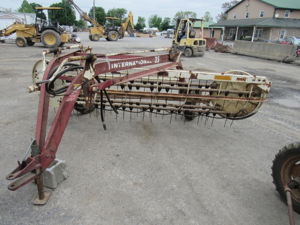 IH 35 Hyd. Hay Rake