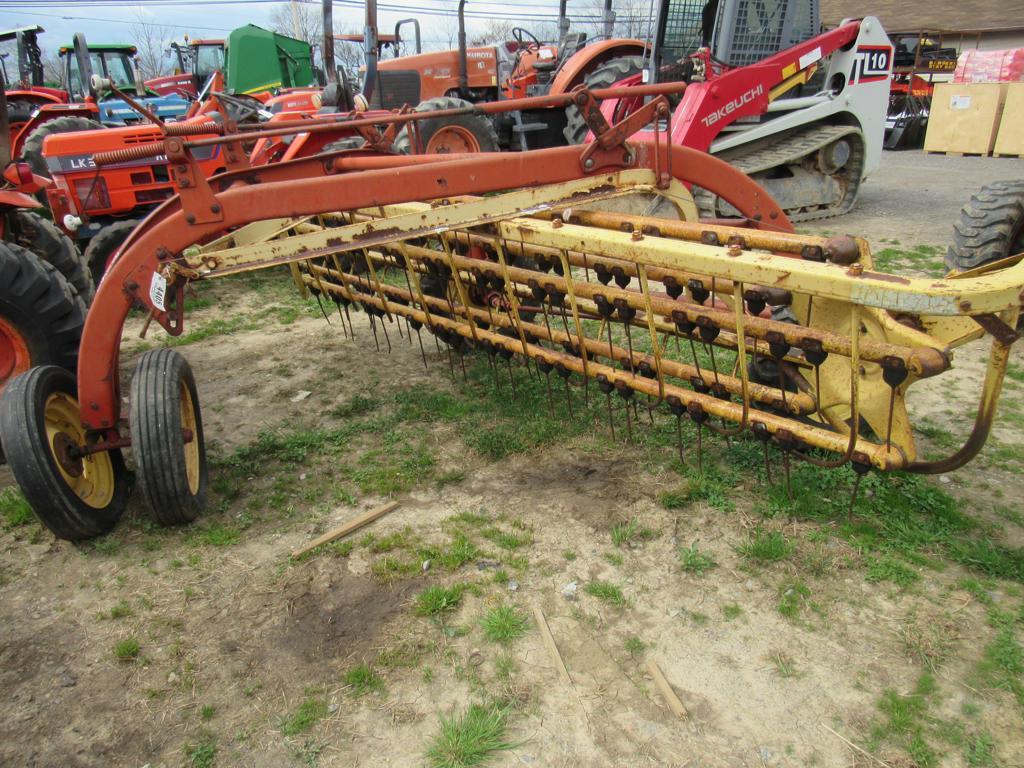 NH 258 Rake w/Dolly Wheel