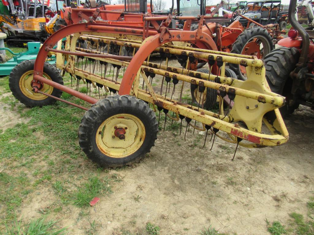 NH 258 Rake w/Dolly Wheel