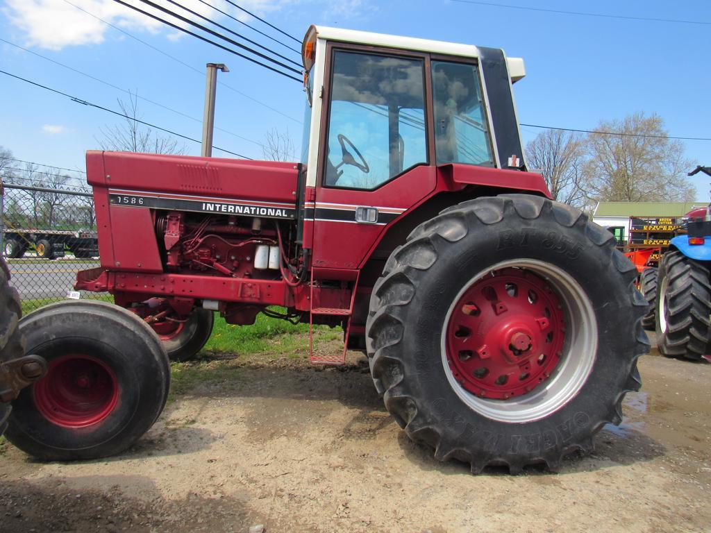 International 1586 Tractor