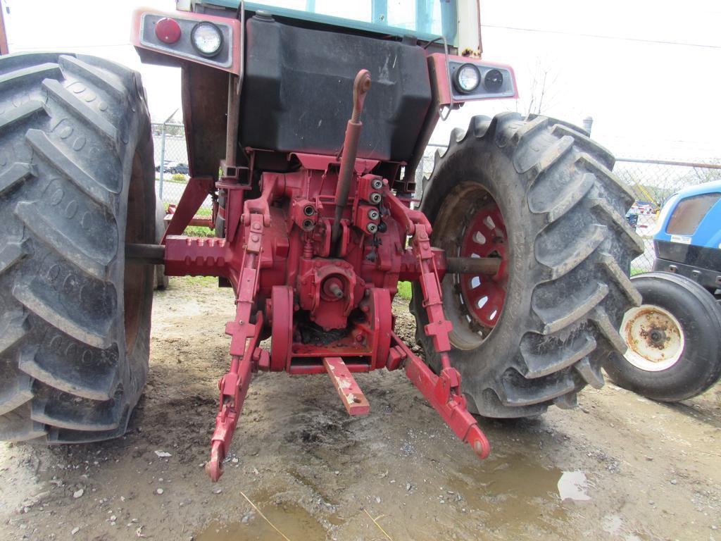 International 1586 Tractor