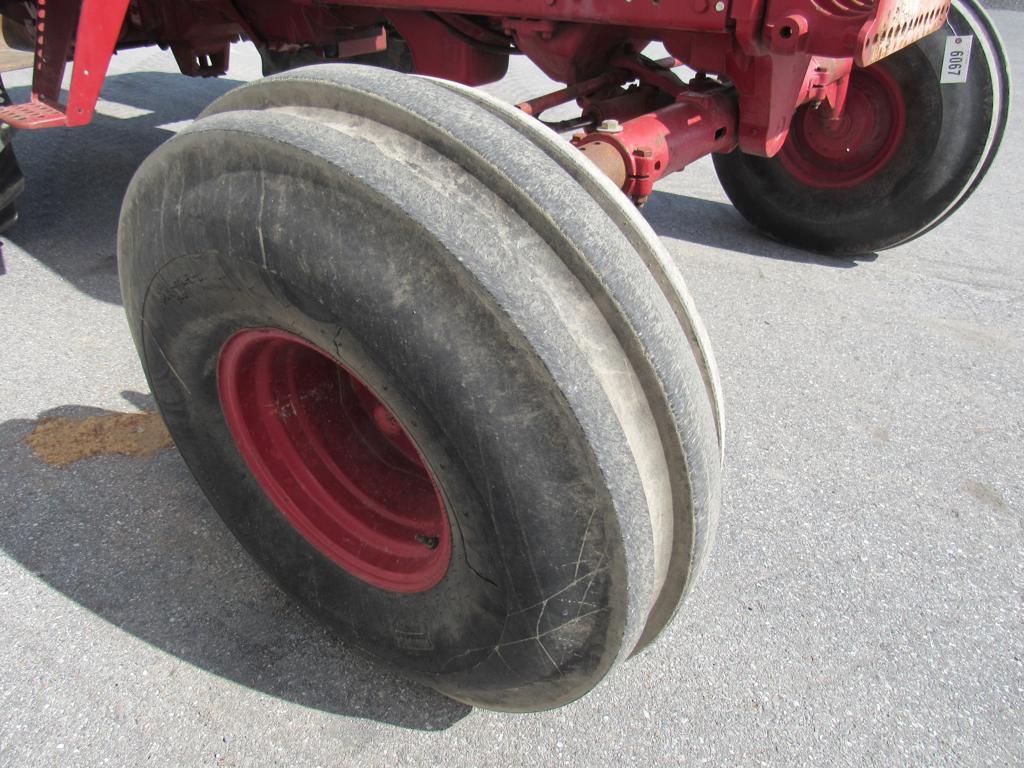 International 1586 Tractor