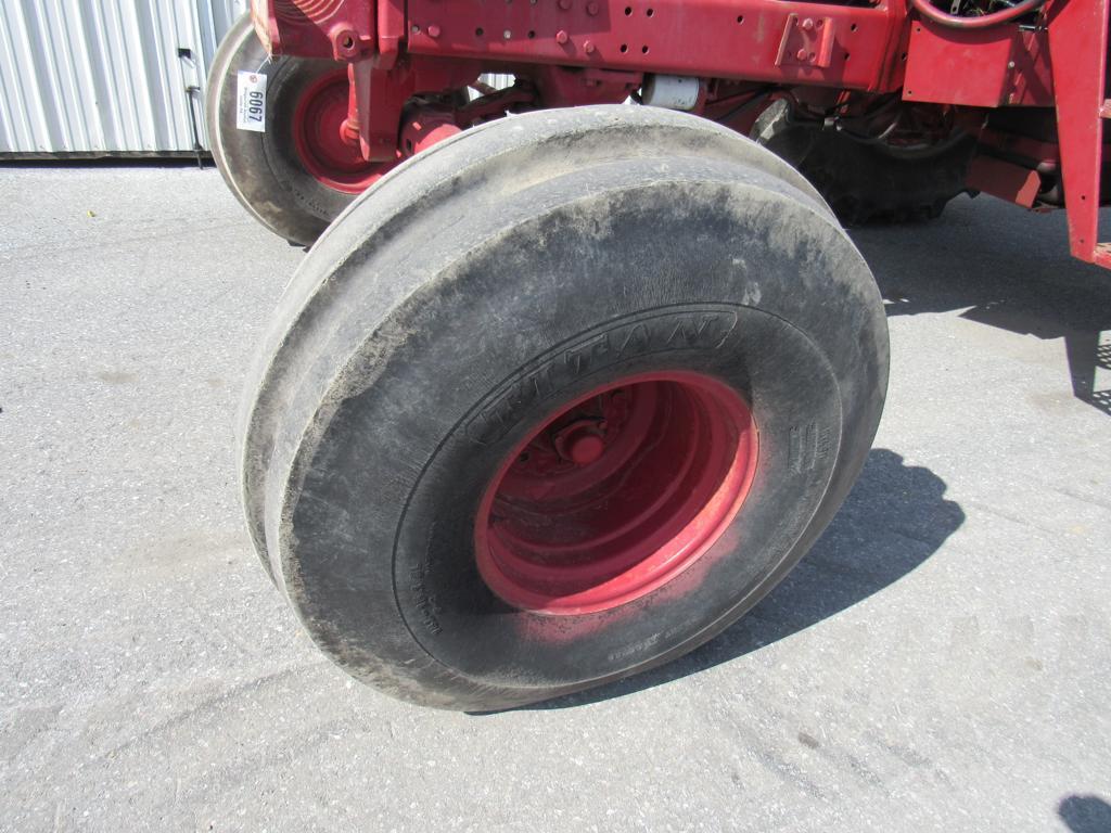 International 1586 Tractor