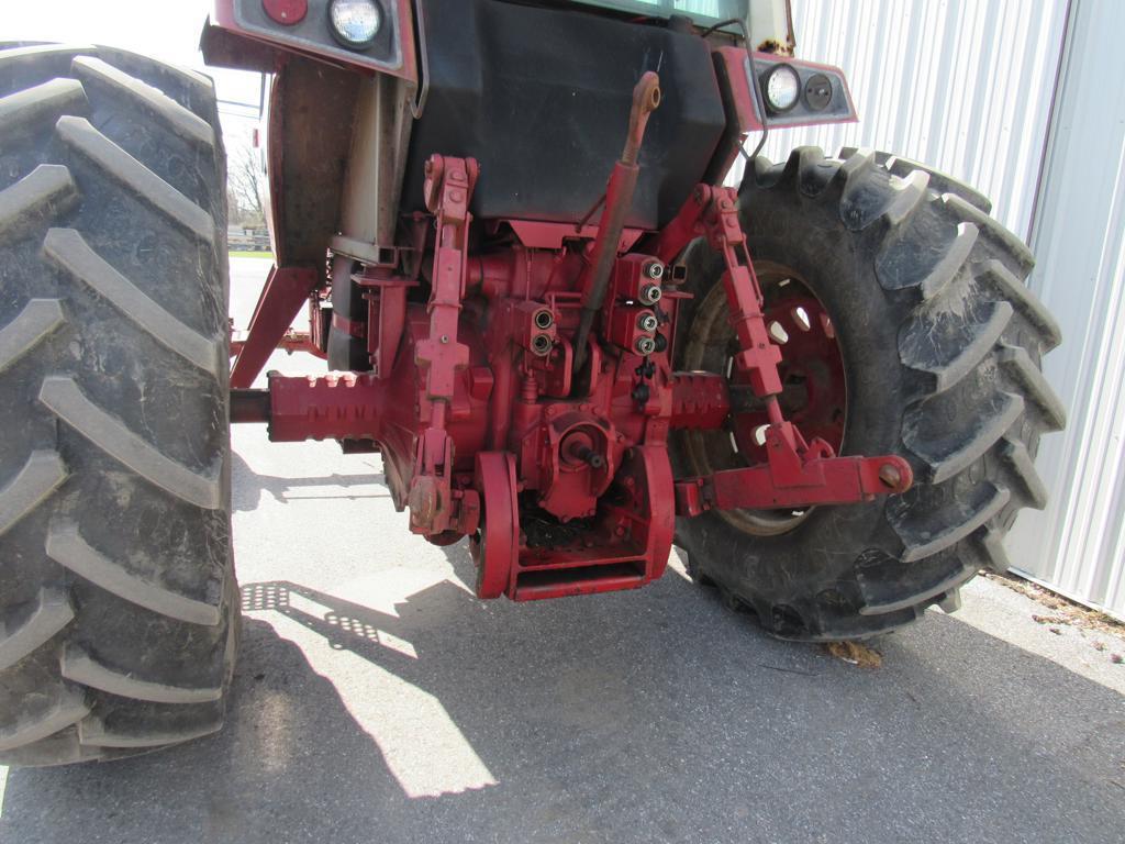 International 1586 Tractor