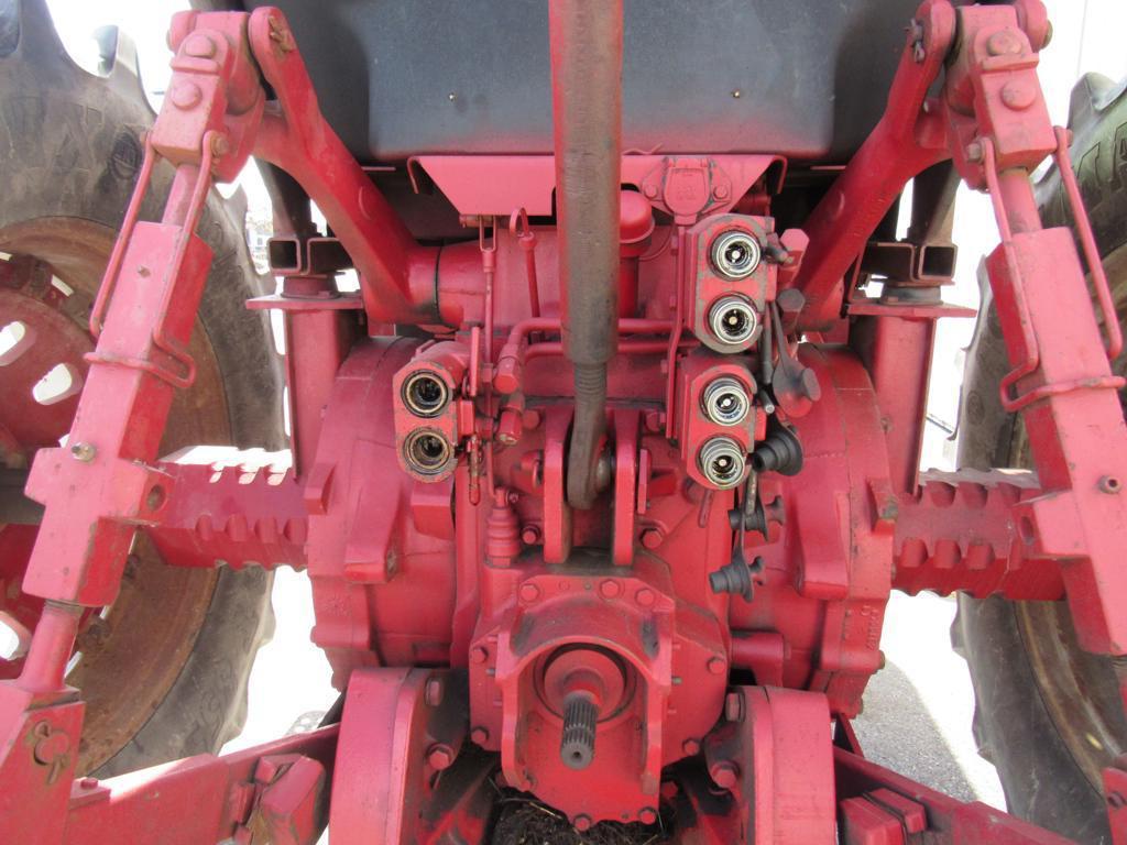 International 1586 Tractor