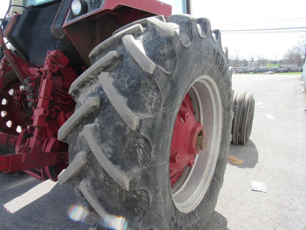 International 1586 Tractor