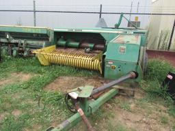 John Deere 338 Baler