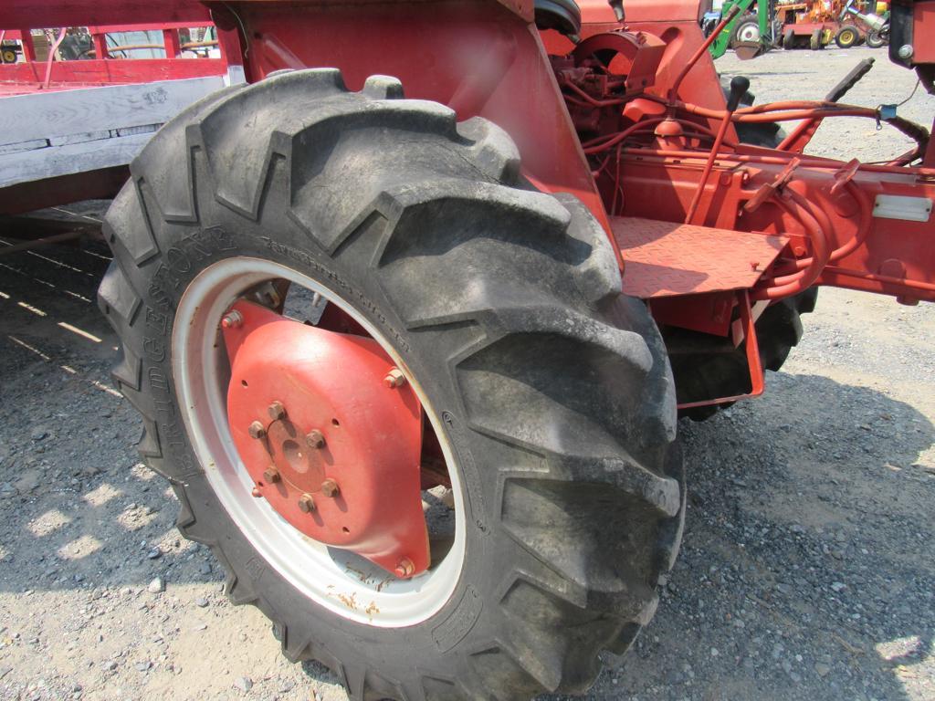 IH 274 Tractor