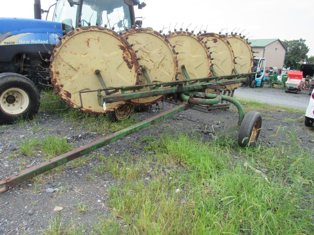 John Deere 567 Wheel Rake