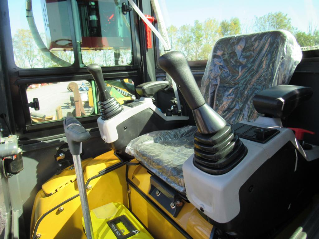 AGT QK18RXS-C Excavator w/Cab