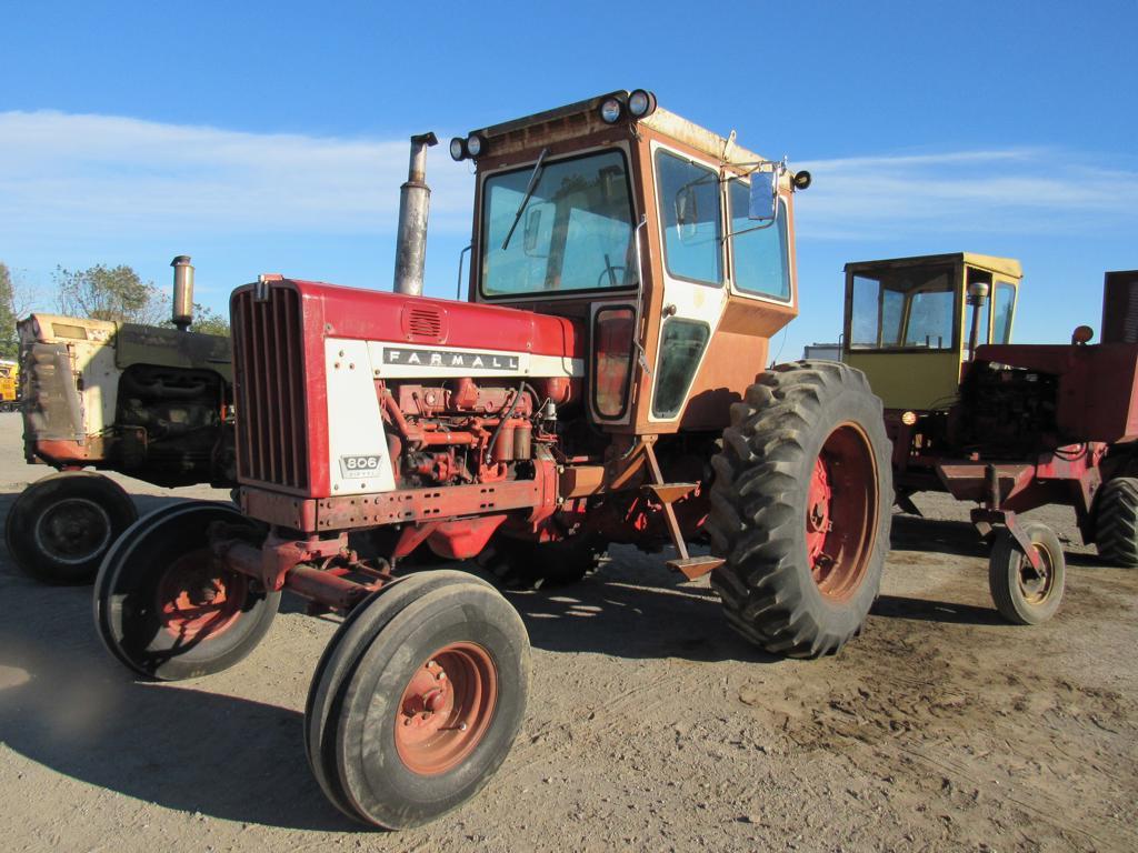 International 806 Tractor