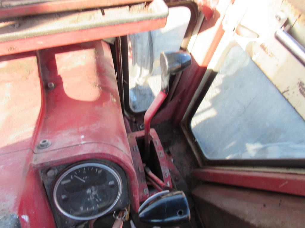 International 806 Tractor