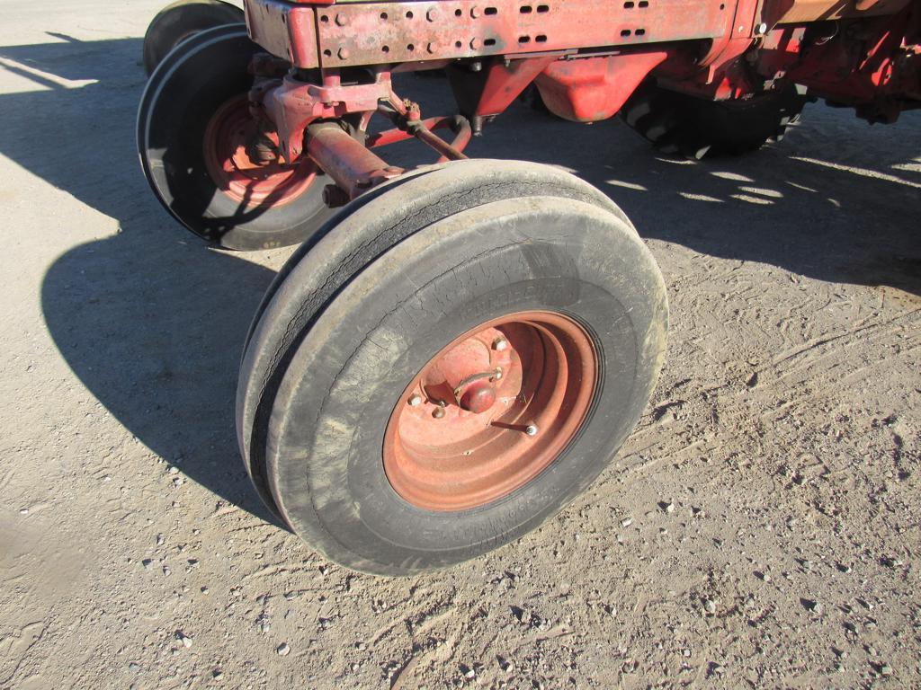 International 806 Tractor