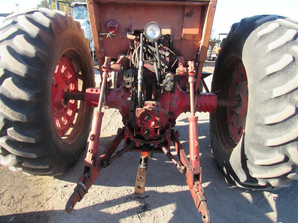 International 806 Tractor