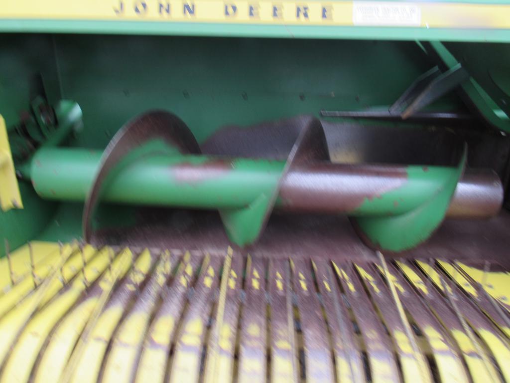 JD 336 baler w/ kicker w/ manuel