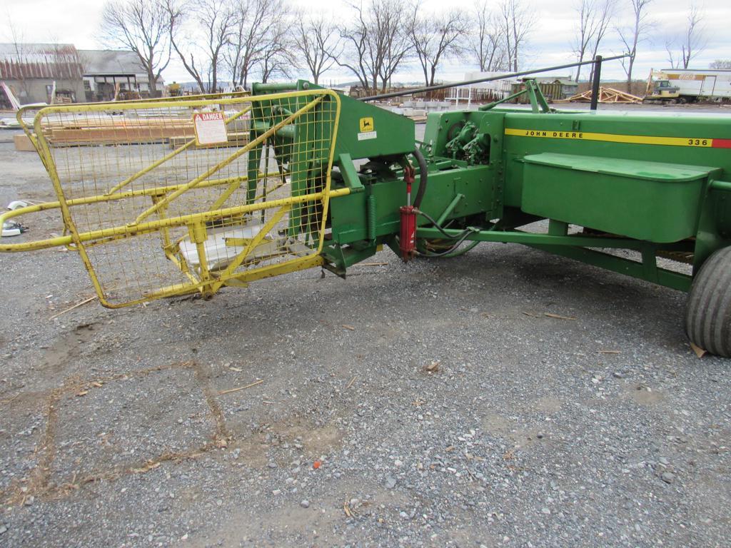 JD 336 baler w/ kicker w/ manuel