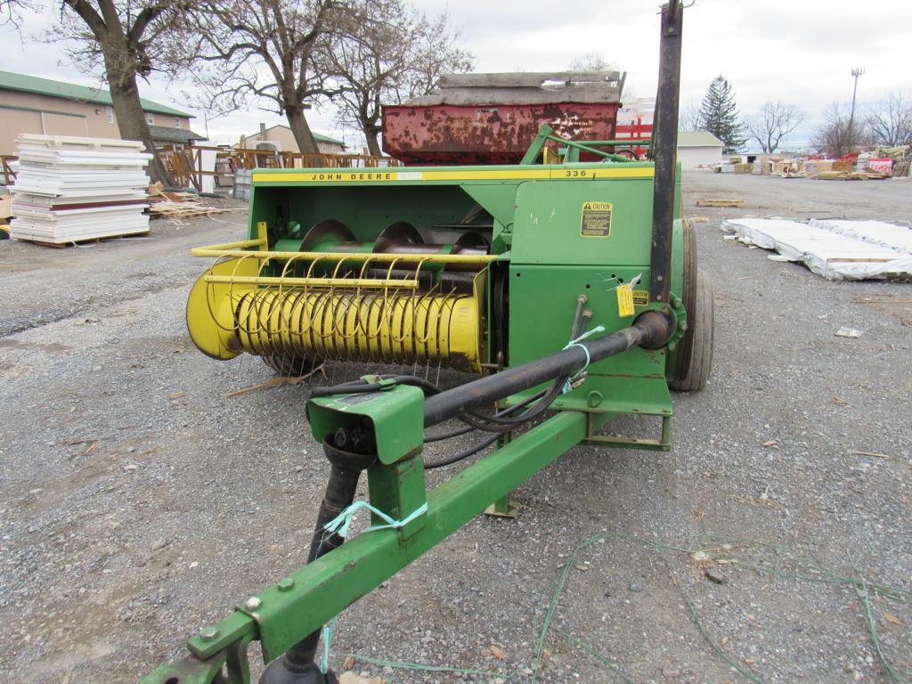 JD 336 baler w/ kicker w/ manuel
