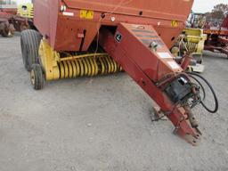 New Holland 644 Round Baler