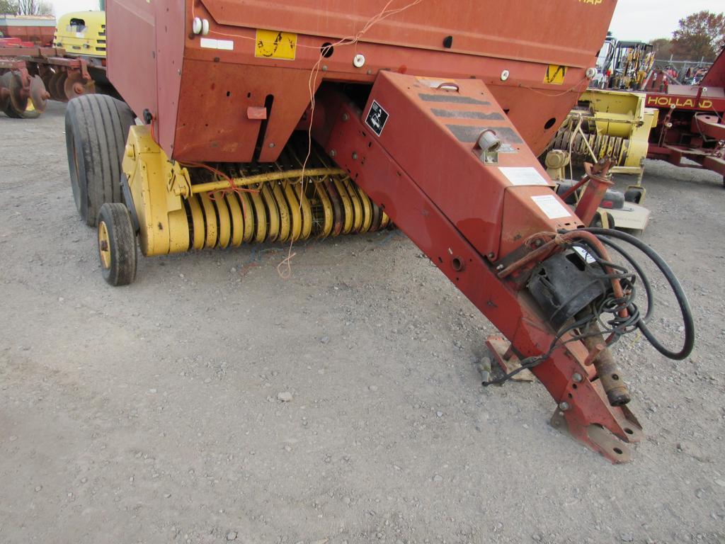 New Holland 644 Round Baler