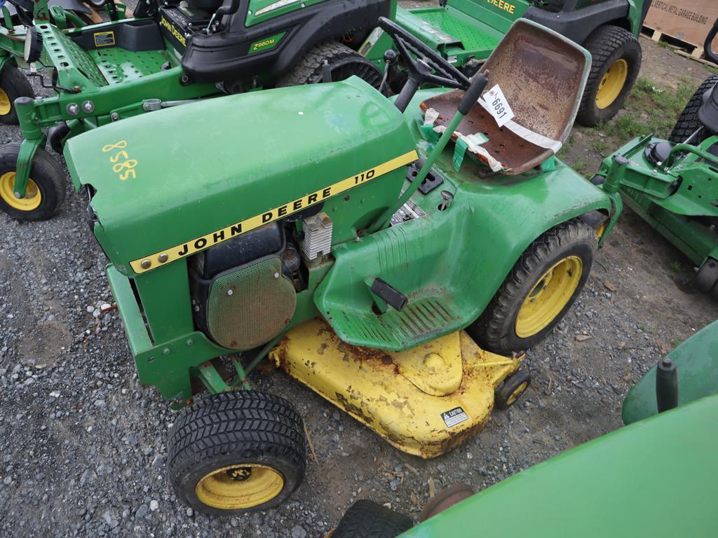 John Deere 110 Lawn Tractor
