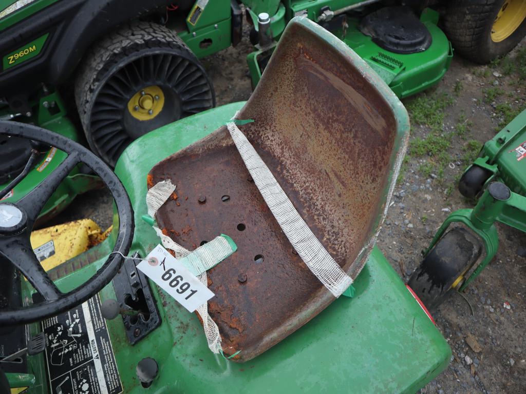 John Deere 110 Lawn Tractor