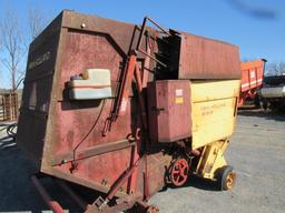New Holland 853 Round Baler