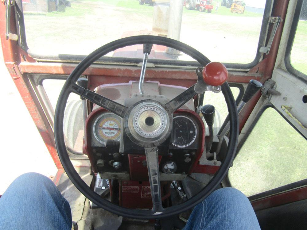IH Farmall 1256 diesel turbo tractor w/ Hiniker cab