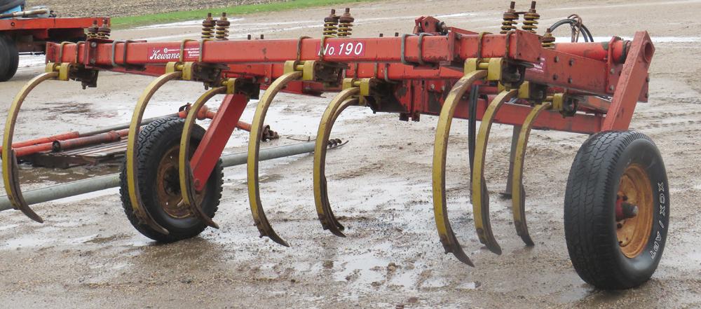 Kewanee 9ft chisel plow