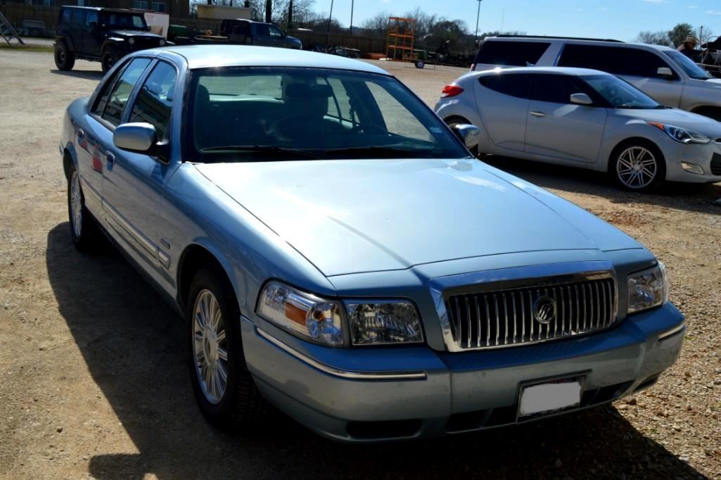 2009 Mercury Grand Marquis Ultimate Edition 4-Door Gasoline Automatic Car, Very Clean *Title