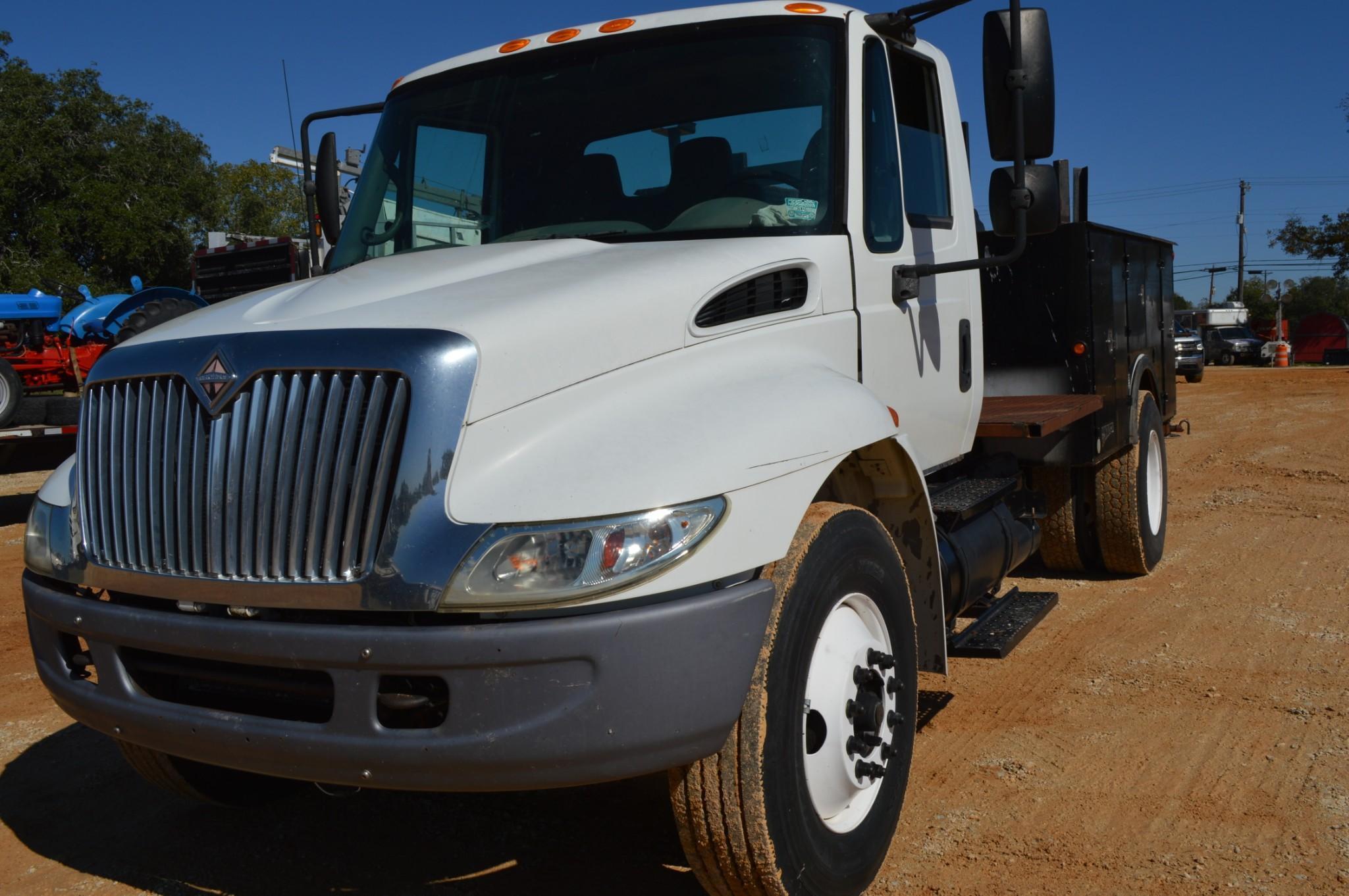 2005 International 4300 DT466 4x2 L6 7.6L Diesel 6 spd. manual transmission