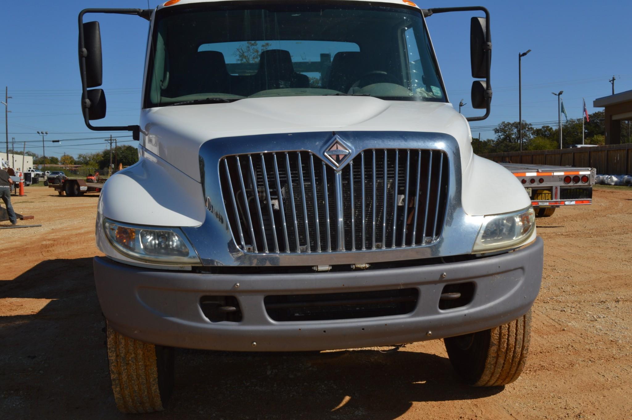 2005 International 4300 DT466 4x2 L6 7.6L Diesel 6 spd. manual transmission