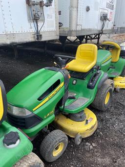 John Deere LA135 100 Series Riding Lawnmower