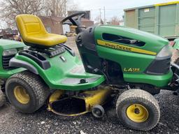 John Deere LA135 100 Series Riding Lawnmower