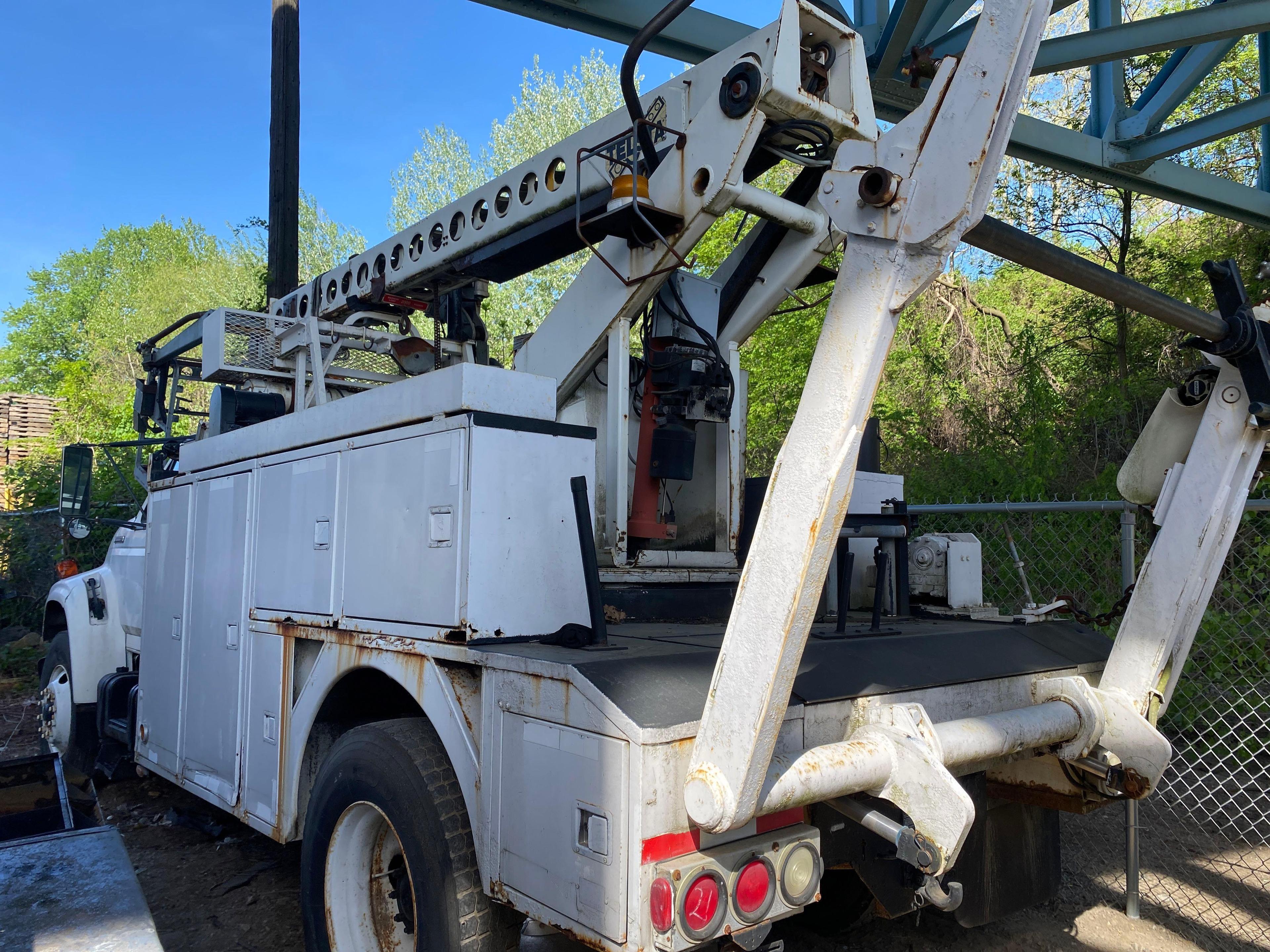 1997 Ford F-800 40ft Bucket Truck (located offsite-please read full description)