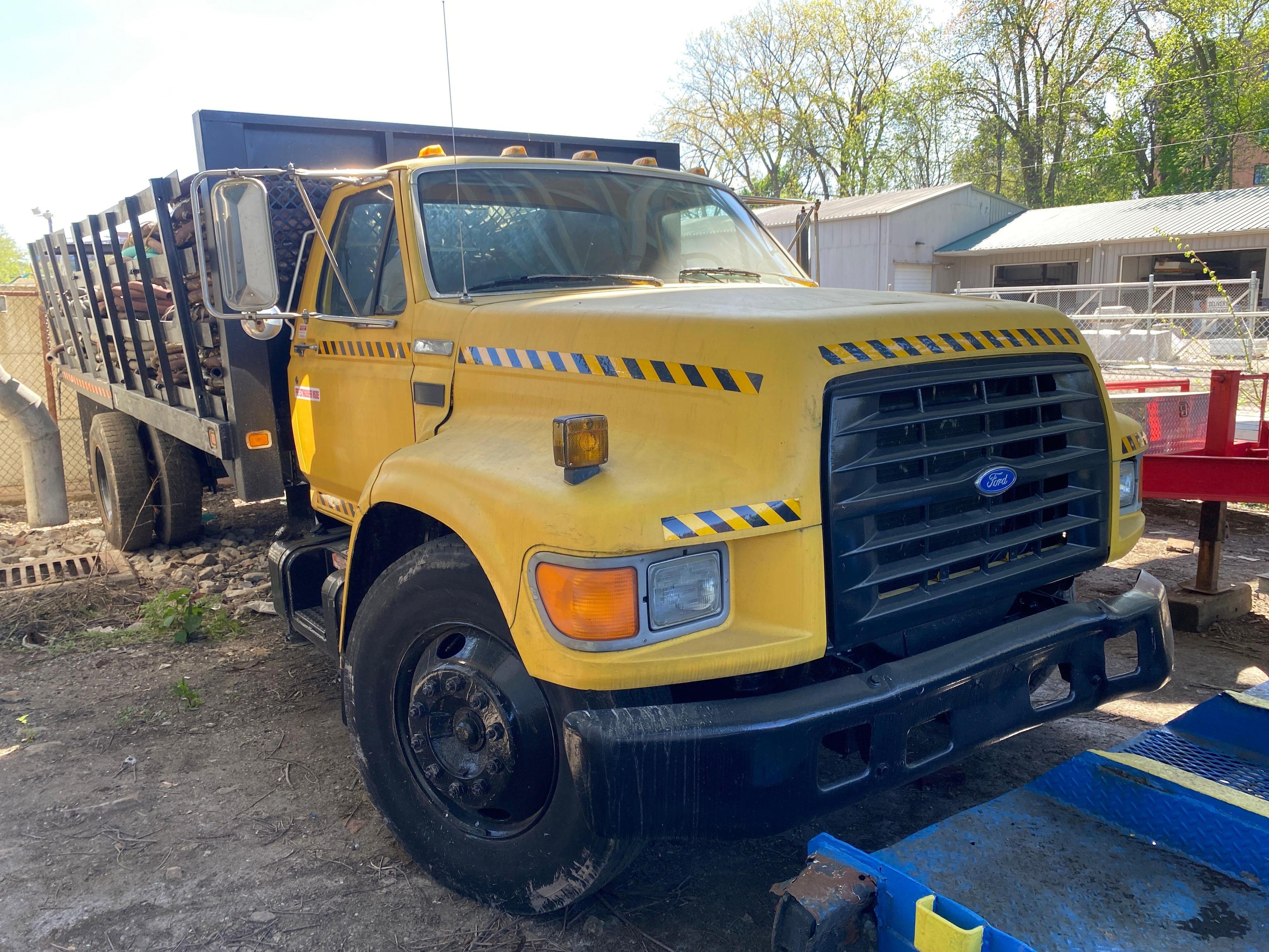 1995 Ford F-700 Stake Truck (located offsite-please read full description)