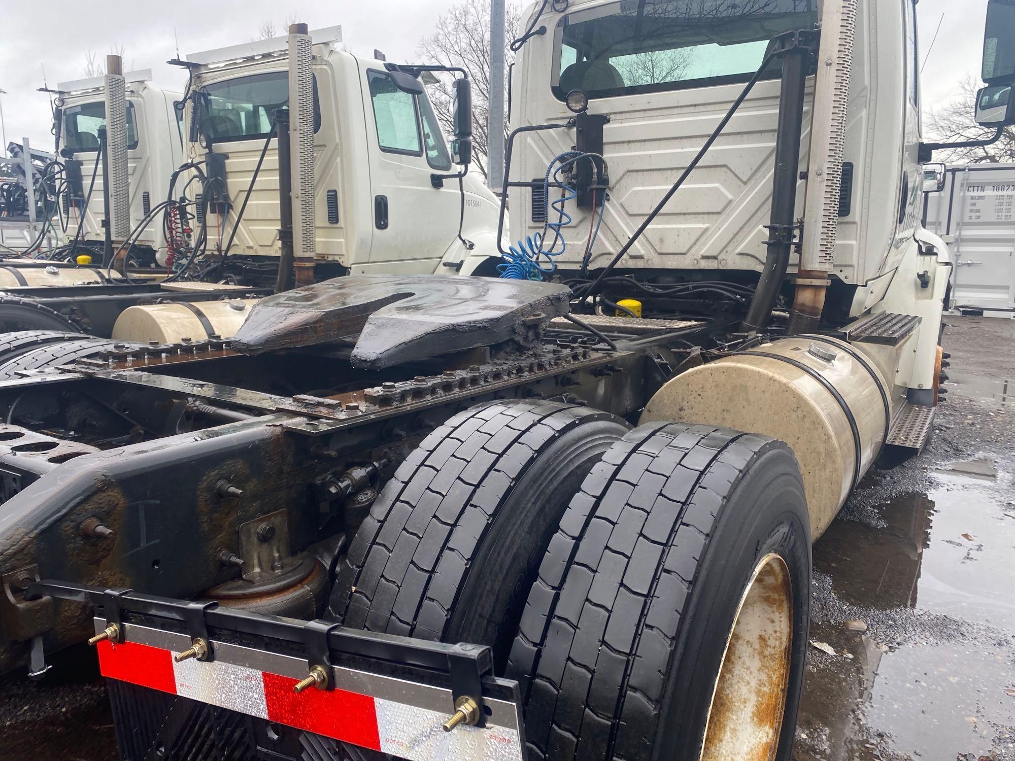 2015 International TranStar 8600 Single Axle Day Cab Tractor / Truck