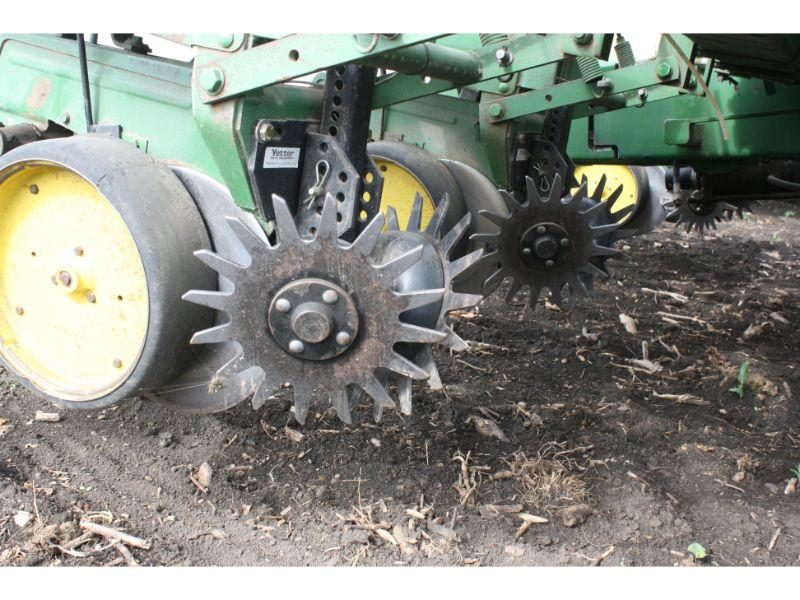 JD 7000 8RW - 36" Planter