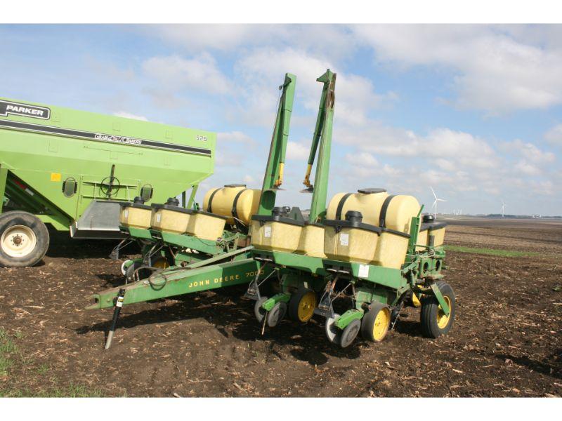 JD 7000 8RW - 36" Planter